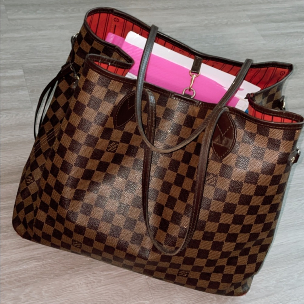 Louis Vuitton Neverfull MM bag